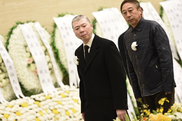 葛存壮追悼会举行 葛优捧遗像神情哀伤