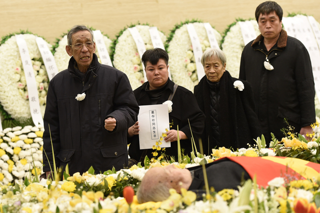 葛存壮追悼会举行 葛优捧遗像神情哀伤