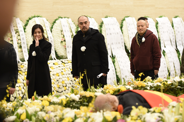 葛存壮追悼会举行 葛优捧遗像神情哀伤