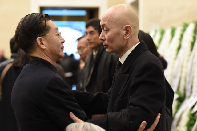 葛存壮追悼会举行 葛优捧遗像神情哀伤