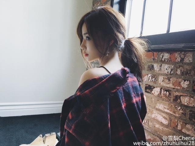 雪梨欲露还遮 穿性感蕾丝吊带羞秀飞机场