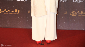 刘蓓白衣亮相典雅美丽