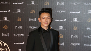 柯震东黑色西装帅气挺拔