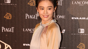 马思纯公主裙笑容甜美