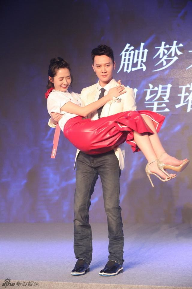 《星空》冯绍峰公主抱郭碧婷 新浪娱乐讯 关于美人鱼题材的影视剧很多