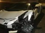 组图：碎片满地！李易峰驾700万超跑撞桥墩