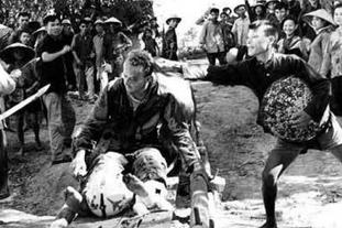 越南村民羞辱被俘美军