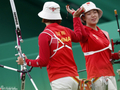图文-中国射箭女团负于意大利无缘四强 相互打气