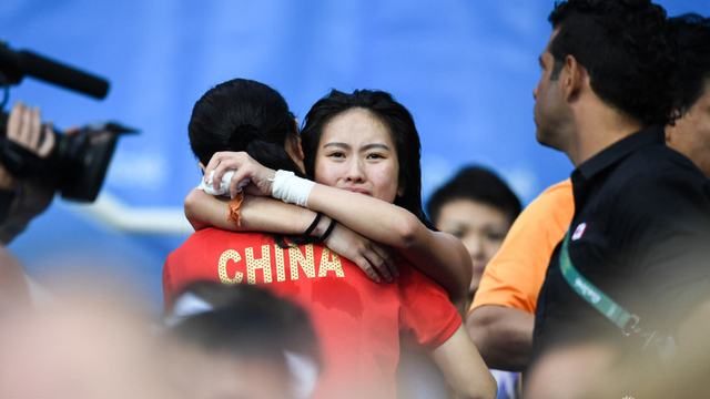 5金王陈若琳拥抱教练