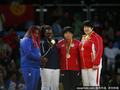 图文-柔道女子+78kg法国选手安德尔夺金 亲吻金牌