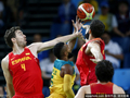图文-男篮西班牙89-88澳大利亚 米尔斯撕扯防线