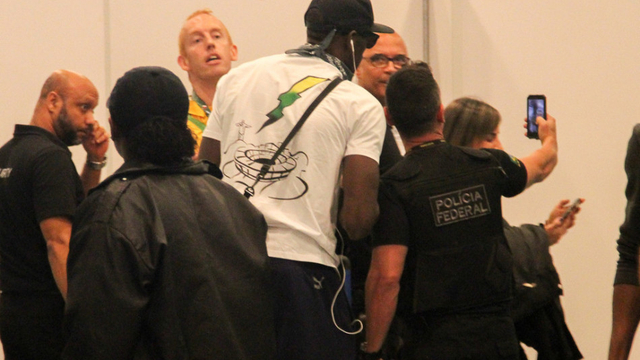 博尔特现身机场准备离开