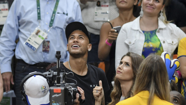 内马尔现身男排决赛助阵巴西