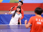 张继科访港怀“搂”小姑娘打球