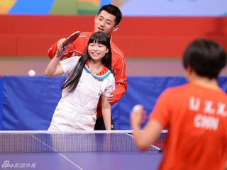 张继科访港怀“搂”小姑娘打球