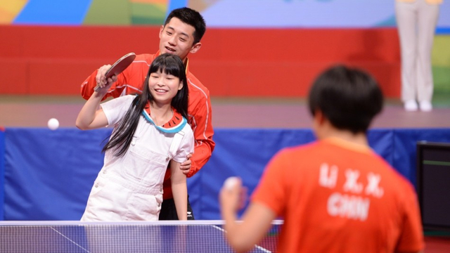 张继科访港怀“搂”小姑娘打球