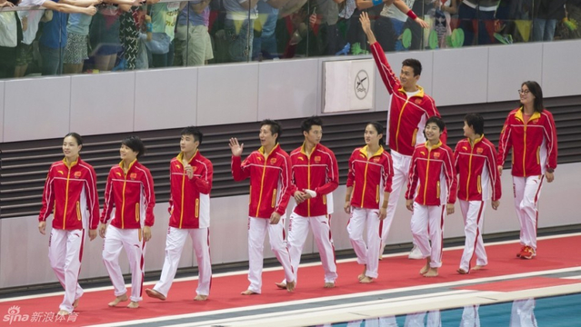 跳水游泳队员与香港市民互动