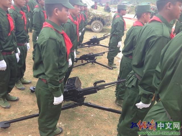 缅甸佤邦军配多款中国枪