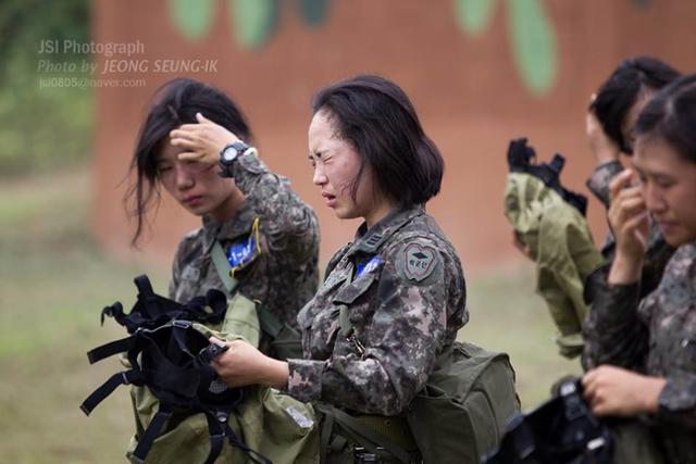 21 11:08:41 资料图:韩国女兵 5张 韩国女兵训练瓦斯弹毒熏 据韩国