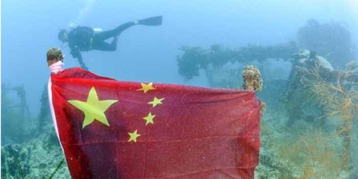 日本被美军击沉战舰插上中国国旗 疑游客所为