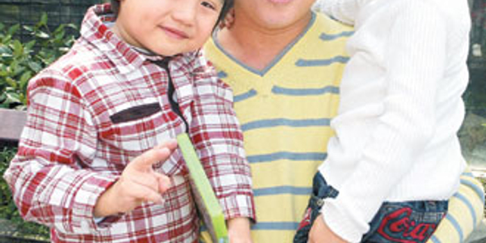 迷你彬人小鬼大 漏嘴曝料老爸小彬彬交女友(图