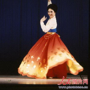 崔美善(资料图片)晨报讯(记者 颜斐)76岁的著名舞蹈家崔美善利用一楼阳台下