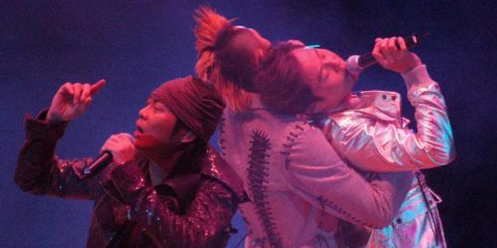 草蜢演唱会诱惑登场 赤身男与女伴狂野纠缠(图