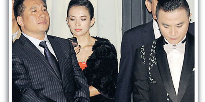 章子怡笑容欠奉避绯闻 变玩手机一族