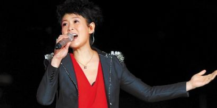 滚石30年演唱会深圳站:粉丝流泪与偶像合唱