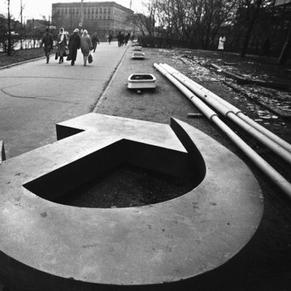 苏联锤子和镰刀旗在克里姆林宫降下;1991年12月31日,苏联正式解体