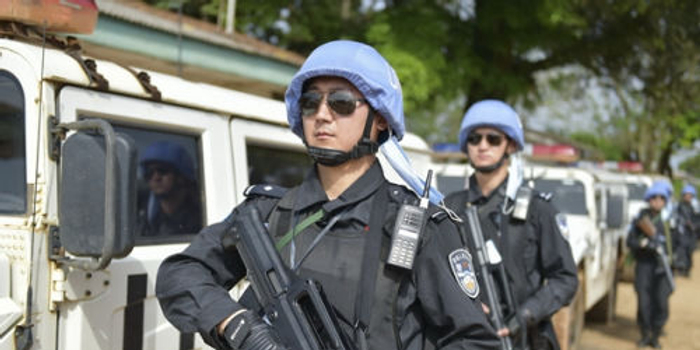 中国第三支驻利维和部队乘猛士车持枪巡逻(图