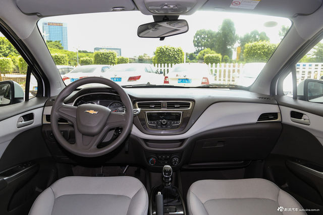 2016款雪佛兰乐风RV 1.5L手动畅行版 雪域白