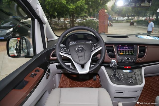 2016款瑞风M5 2.0T自动汽油商务版