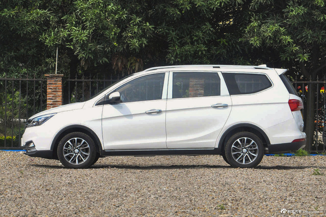 2017款宝骏730 1.5T手动豪华型7座