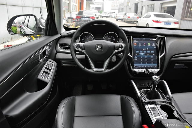 2017款众泰SR7 1.5T自动魔方之路版