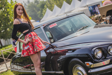 美女出没 老爷车展上的“艳遇”