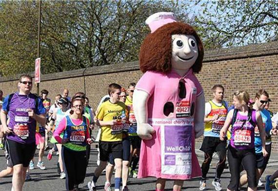 图片为伦敦马拉松，服装比跑步本身更加夺人眼球。