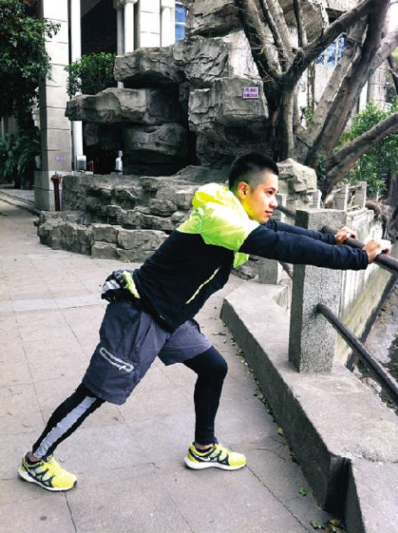 广州跑友鸡翼示范冬跑前的热身运动。