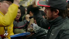 视频-F1中国站头哥与车迷击掌