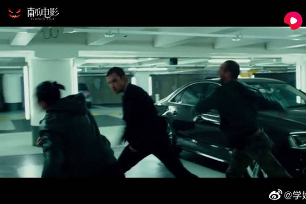 几个混混想抢奥迪S8，主人手机一点，车自动把人弹开