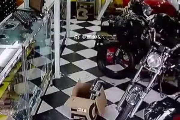 雷克萨斯为脑瘫儿童打造了一款 LX SUV 敞篷版童车。03wZmjJ10。