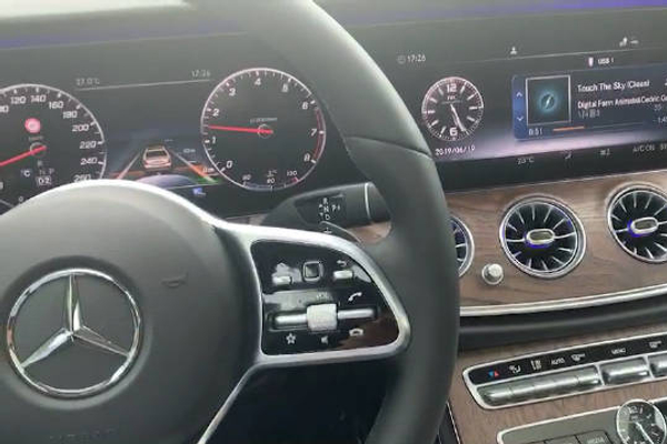 奔驰E级E300L车道保持功能体验，搭配HUD抬头显示功能还不错