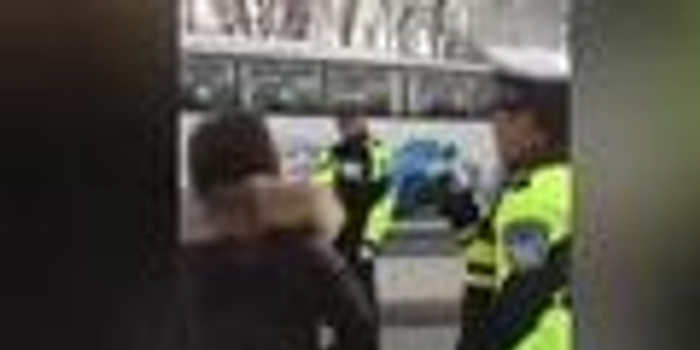 山东菏泽女子掌掴辱骂交警并摔坏执法设备 被