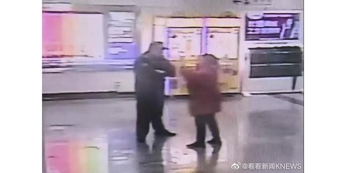 阿姨把骨灰袋忘在地铁上 却被乘客当成吃的拿走
