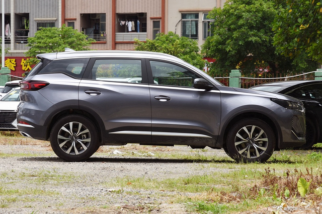 2025款瑞虎7 卓越版 1.5T CVT尊贵版