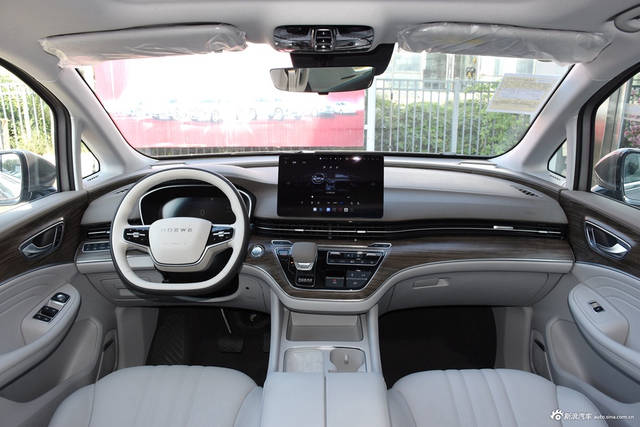 2025款荣威iMAX8 DMH 1.5T 陆尊奢享版