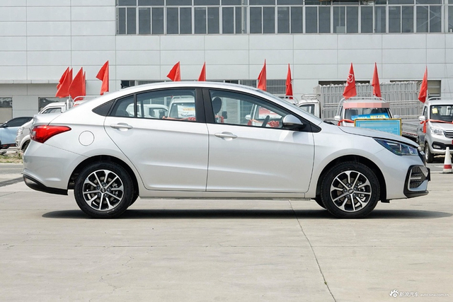 2024款艾瑞泽5 惠民版 1.5L 手动风尚型