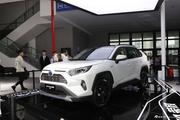 丰田RAV4荣放混动够狠，这车最高直降0.15万，买竞品的都后悔了！