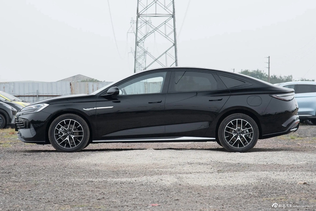 2024款海豹DM-i荣耀版1.5T 121KM旗舰型