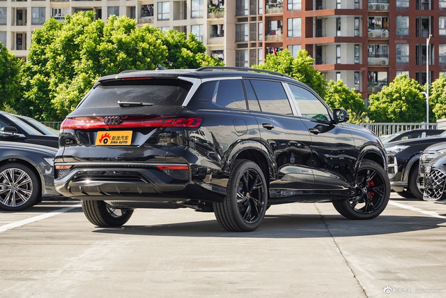 2024款奥迪Q6 45 TFSI quattro 黑武士版 6座